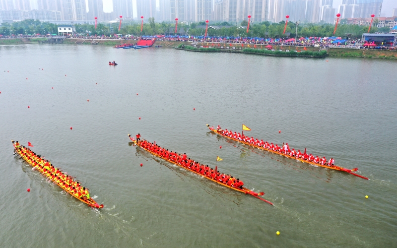 武穴街道7個(gè)鎮(zhèn)（街）16支代表隊(duì)隊(duì)伍在美麗的武山湖破浪爭(zhēng)先，演繹水上版“速度與激情”。