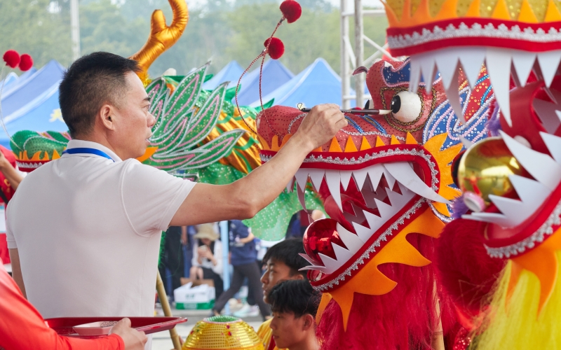 龍舟賽前“畫(huà)龍點(diǎn)晴”祈愿風(fēng)調(diào)雨順。