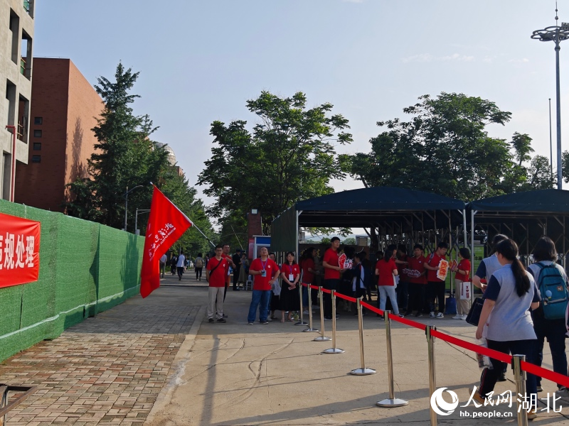 華中科技大學(xué)附屬中學(xué)考點外，學(xué)子有序進入考場。人民網(wǎng)記者 周雯攝