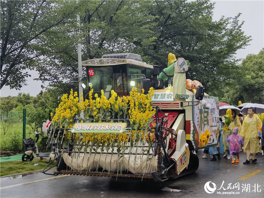 農(nóng)機畢業(yè)巡游。人民網(wǎng) 周雯攝