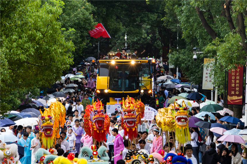 舞獅隊(duì)開路。魏洪博攝