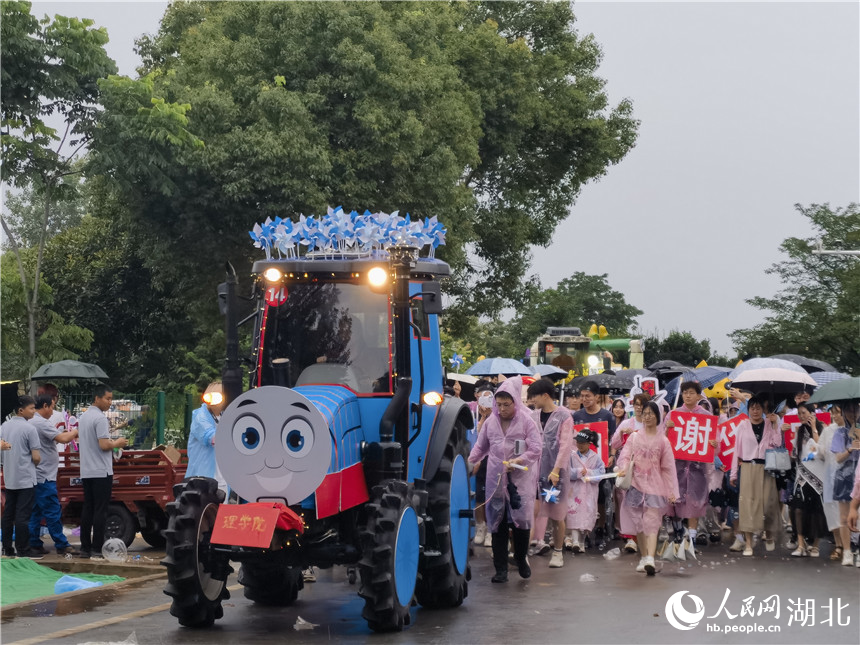 學(xué)生精心打扮的“托馬斯”農(nóng)機亮相。人民網(wǎng) 周雯攝