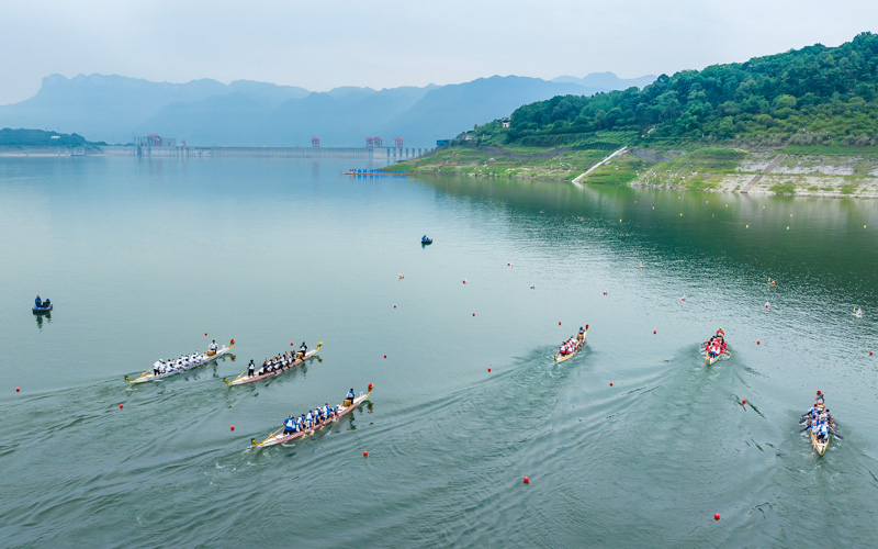 湖北秭歸國(guó)際龍舟比賽現(xiàn)場(chǎng)。鄭家裕攝