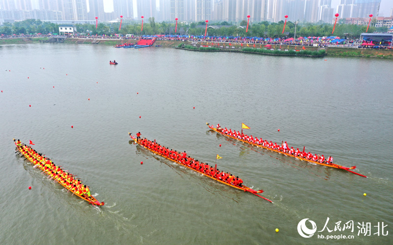 武穴市數(shù)十條龍舟在河道上破浪前行。人民網(wǎng)記者 郭婷婷攝