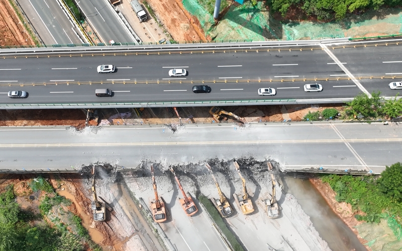 武漢繞城高速公路上垮橋正在拆除。湖北交投集團供圖