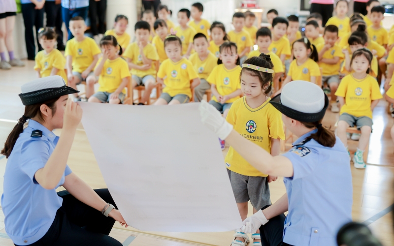 民警送安全進(jìn)校園