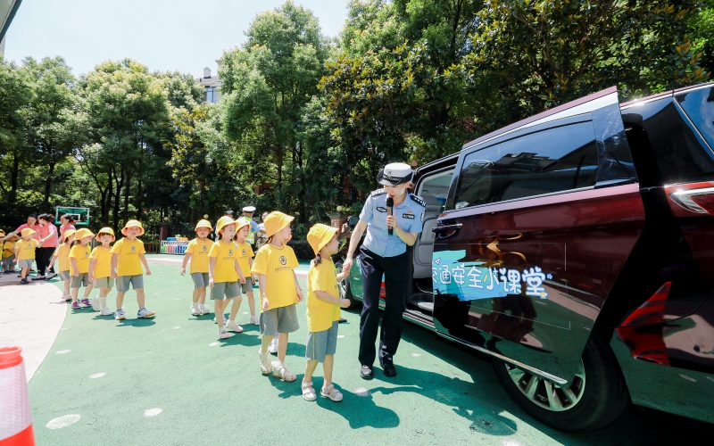 民警送安全進(jìn)校園