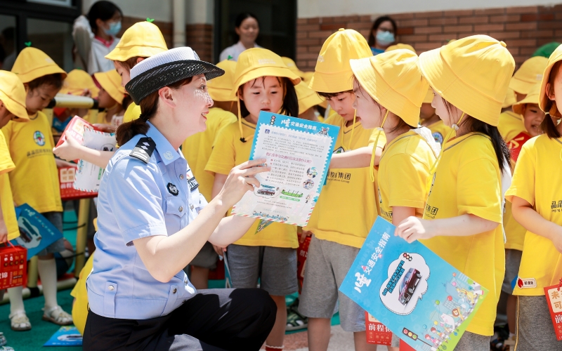 民警送安全進(jìn)校園