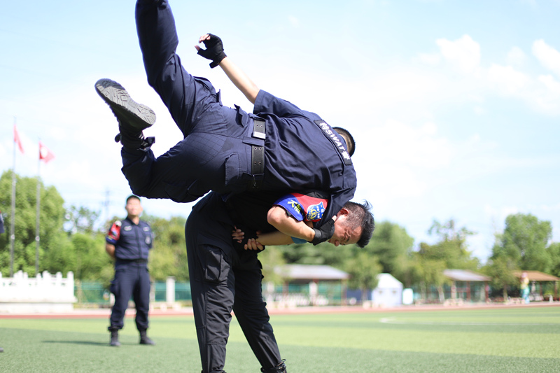 高溫天氣，大冶特警堅(jiān)持警務(wù)技能訓(xùn)練，確保隨時(shí)應(yīng)對(duì)各種突發(fā)事件。陳宇攝