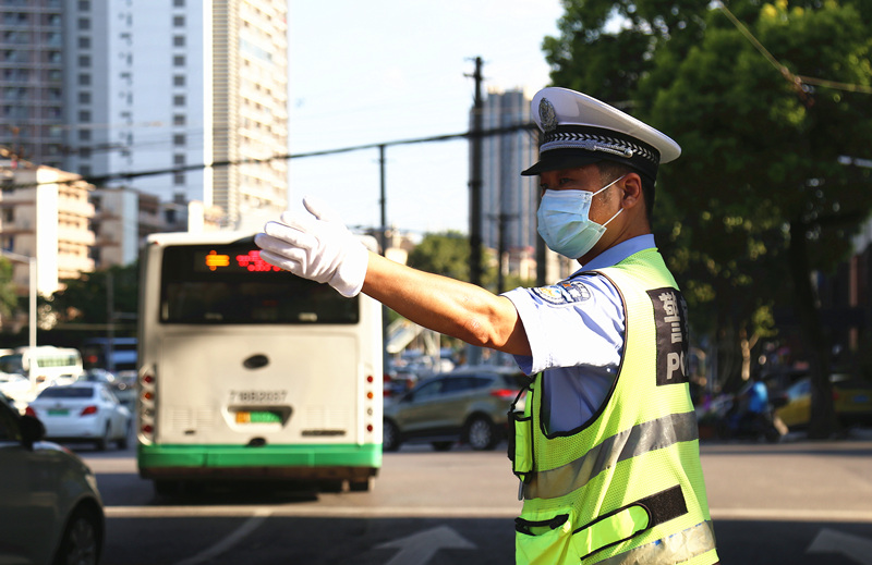 熱浪撲面，武昌交警堅守路面，維持交通秩序。高梓健攝