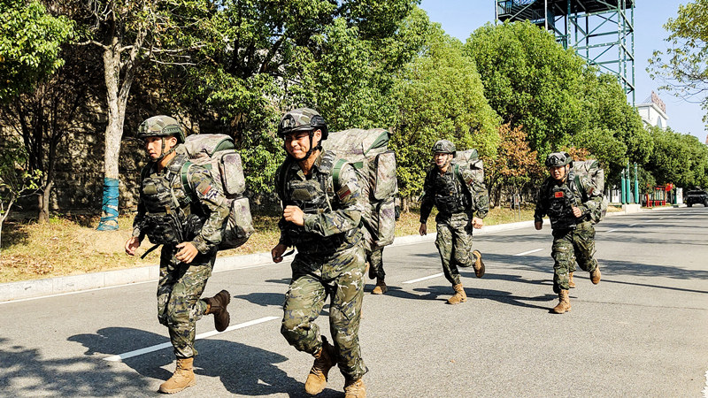 武警黃岡支隊官兵在高溫中堅持訓練，苦練本領，錘煉作風。龔誠攝