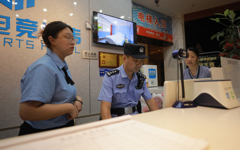 蔡甸警方對轄區(qū)酒店開展清查。