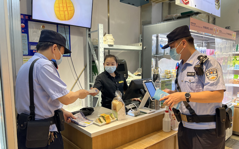 軌道警方對商業(yè)門店開展清查。