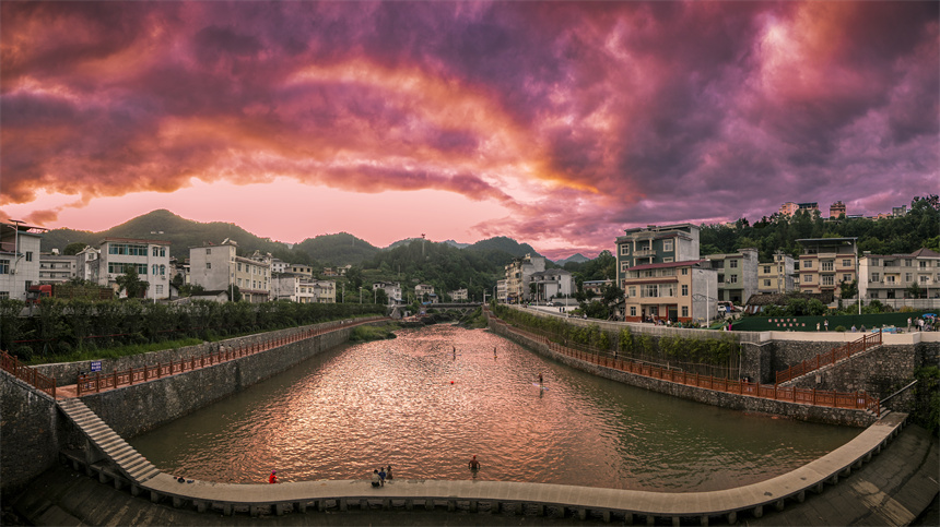 湖北建始：槳板運動在業(yè)州城廣潤河上悄然興起