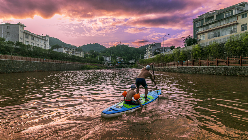 湖北建始：槳板運(yùn)動(dòng)在業(yè)州城廣潤河上悄然興起