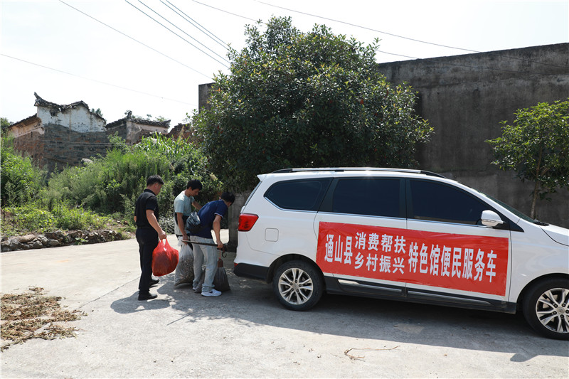 特色館便民服務(wù)車正在村灣服務(wù)群眾。