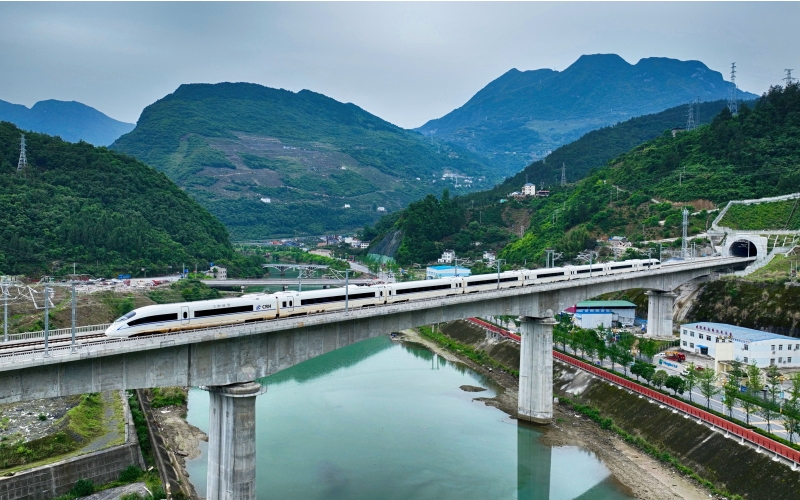 動車在鄭渝高鐵線上行駛。鄒政攝