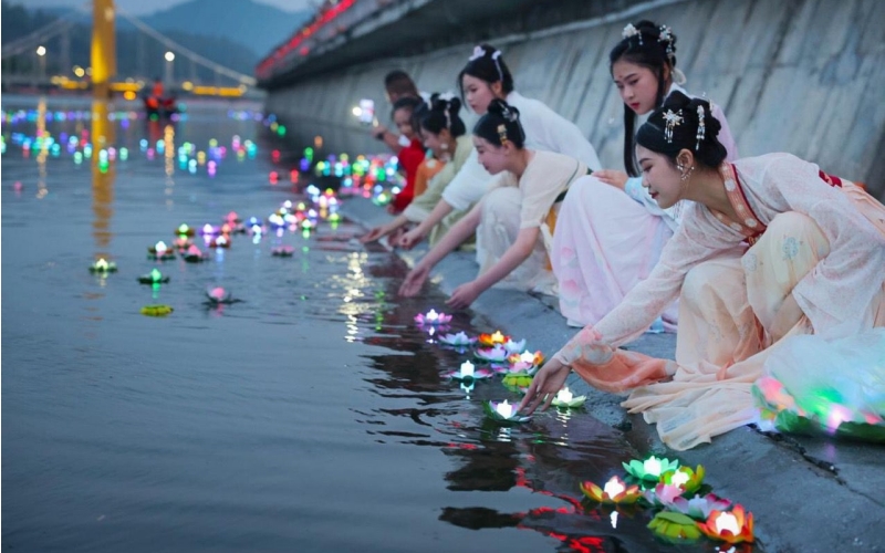 每年的農(nóng)歷七月七日，“織女”在天河水域放河燈，祈求好運(yùn)。鄖宣文攝