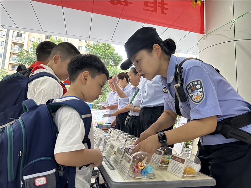 小學(xué)生講解禁毒知識。