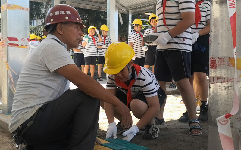 咸寧市第二實驗小學開展爭做“小小建設(shè)者”活動，引導(dǎo)學生愛祖國、愛勞動。高林偉攝