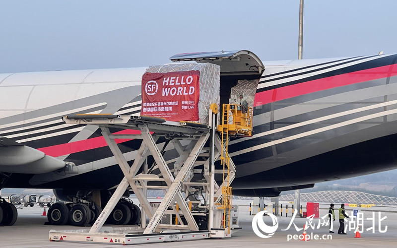 花湖機(jī)場貨運(yùn)航班裝卸貨物。人民網(wǎng)記者 周倩文攝