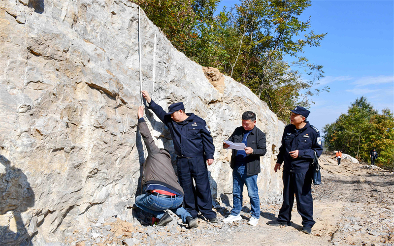 保康公安駐村工作隊(duì)民警在進(jìn)行道路測量。