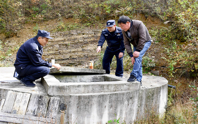 保康公安駐村工作隊(duì)民警踏查村民蓄水池。