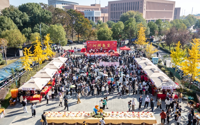 武漢科技大學(xué)師生共享沁湖魚(yú)宴。