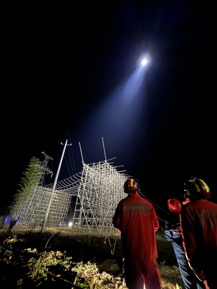 “空-地”一體全方位照明護航夜間施工。國網(wǎng)湖北送變電公司供圖