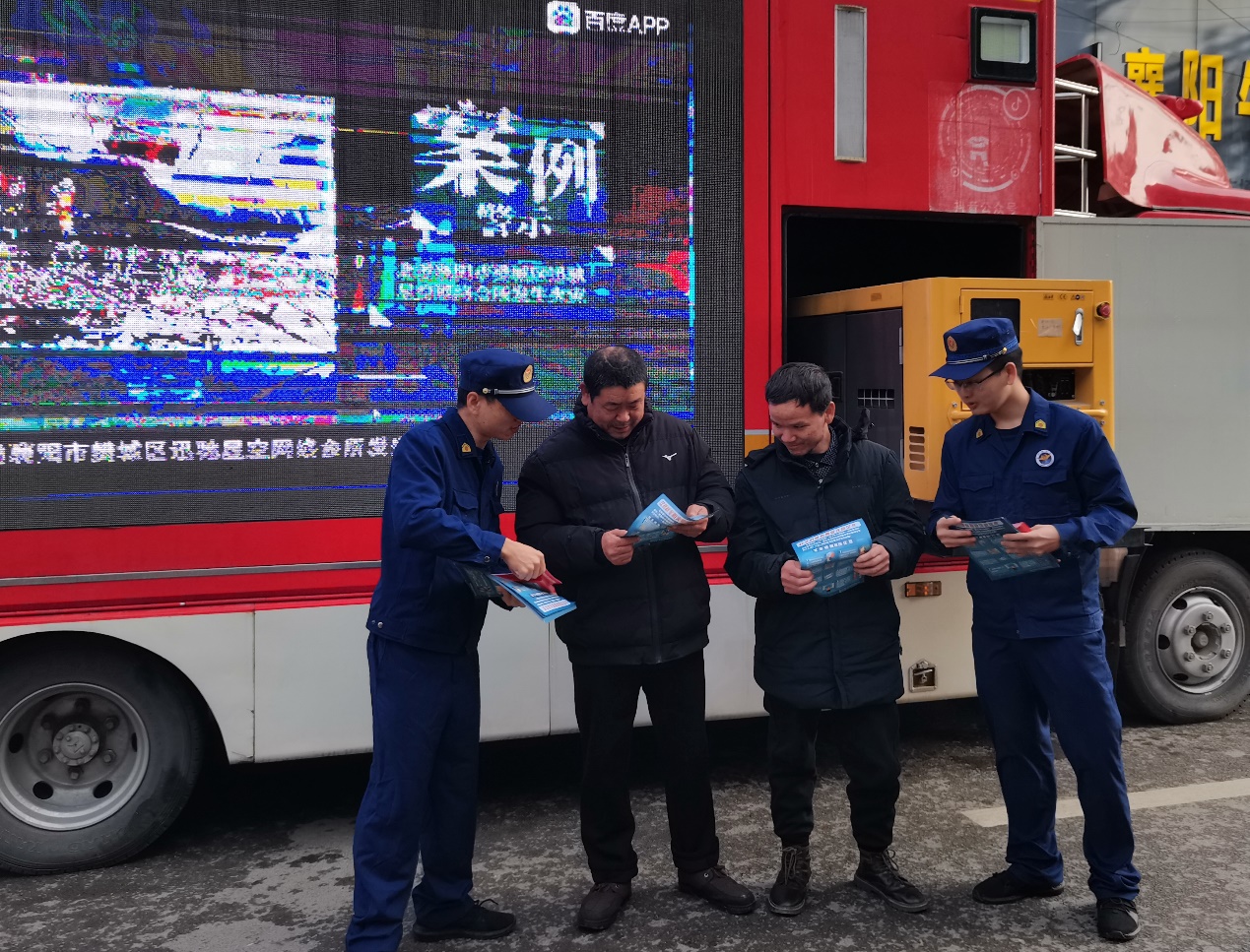 黃石消防宣傳員把移動(dòng)宣傳車開進(jìn)村集市為村民普及冬季消防安全常識(shí)。寧靜攝