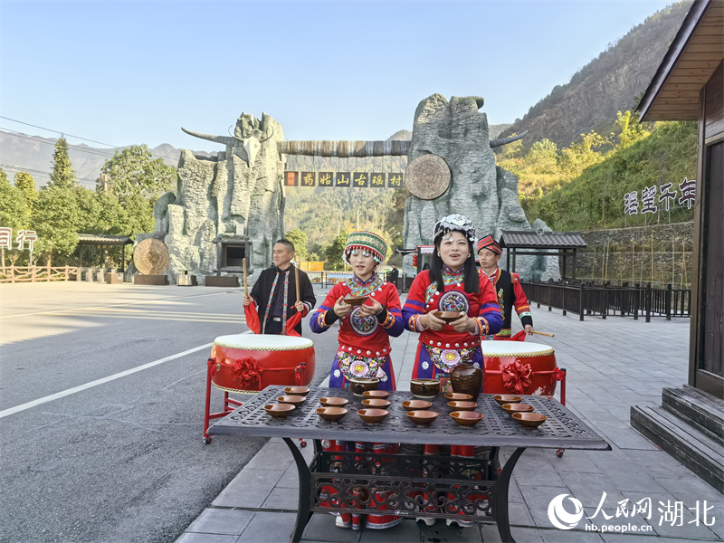 通城縣內(nèi)沖瑤族村，瑤族阿哥阿妹們在門樓前為游客送上攔門酒。人民網(wǎng) 周雯攝