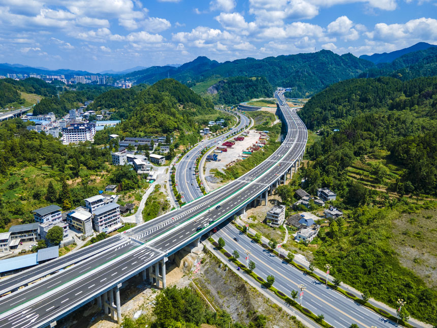 張南高速宣咸段跨越咸豐大道主線橋。胡嬌萱攝