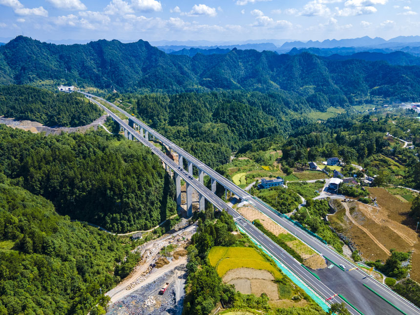 張南高速宣咸段泌水河大橋。胡嬌萱攝