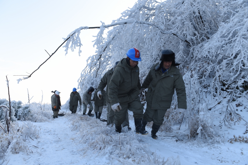 搶修人員在通往±800千伏陜武線1898號塔位路段，運送工器具和物資，開展設(shè)備調(diào)試，為覆冰桿塔后續(xù)除冰作業(yè)創(chuàng)造有利條件。李季攝