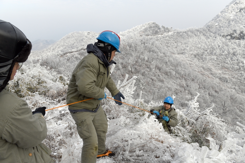 搶修人員在通往±800千伏陜武線1898號塔位路段，運送工器具和物資，開展設備調試，為覆冰桿塔后續(xù)除冰作業(yè)創(chuàng)造有利條件。李季攝