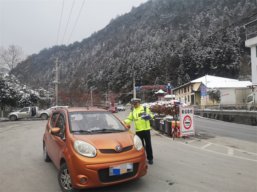 恩施交警在轄區(qū)春運臨時執(zhí)法檢查站對過往車輛進行檢查，并向駕乘人員發(fā)放宣傳資料，提醒大家增強冬季安全行車意識。