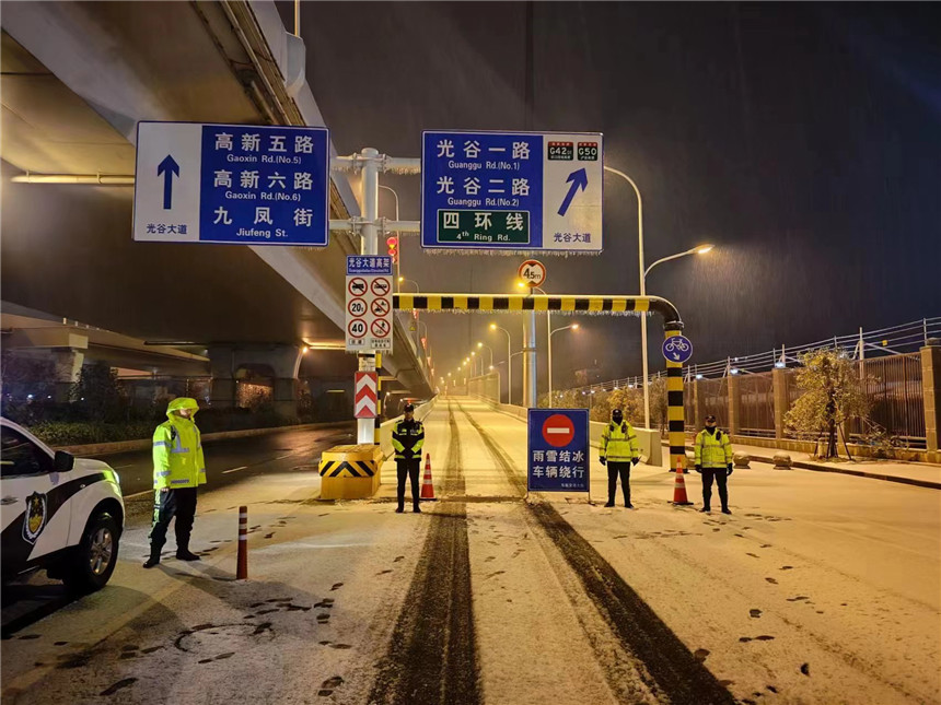 路面結(jié)冰，道路臨時(shí)管控。焦軒攝