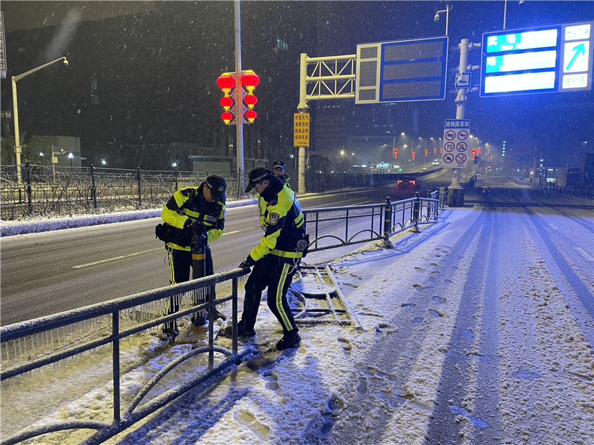 民警修復(fù)道路護(hù)欄。焦軒攝