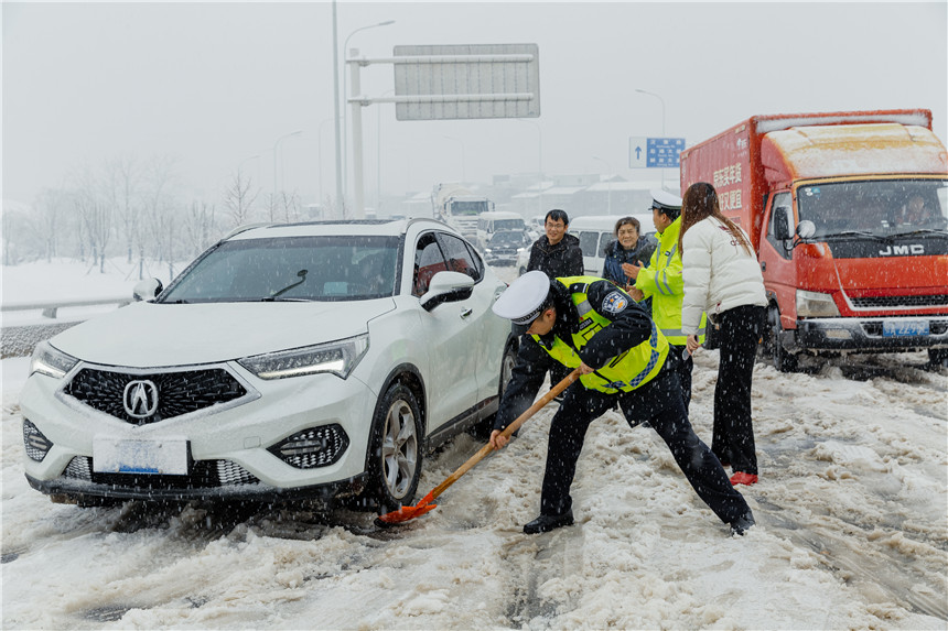 幫助受困車輛脫困。焦軒攝