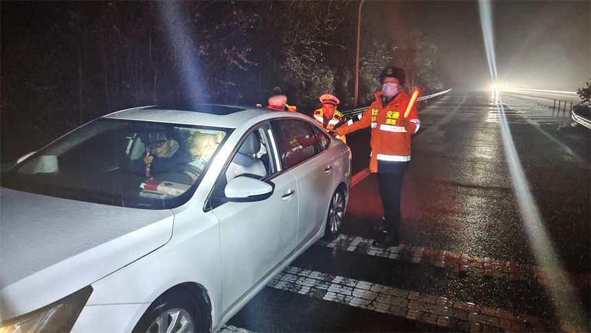 鄂州高速交警大隊幫助被困車輛。