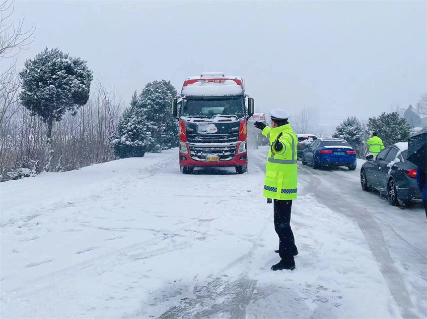 隨州交警以雪為令保暢通。