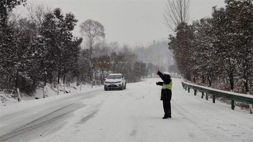 隨州交警以雪為令保暢通。