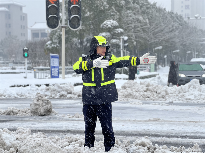 仙桃交警風雪中保暢通。