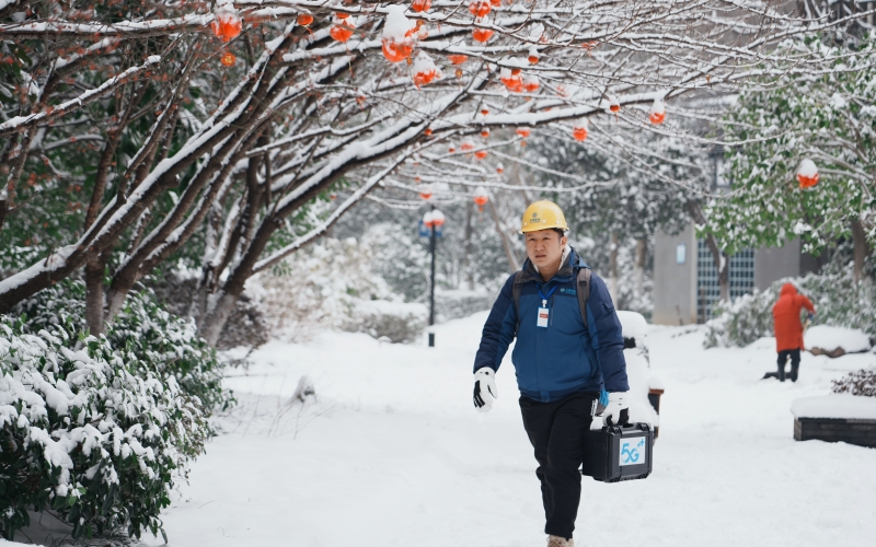 大雪中，湖北移動工作人員上門為用戶提供寬帶服。