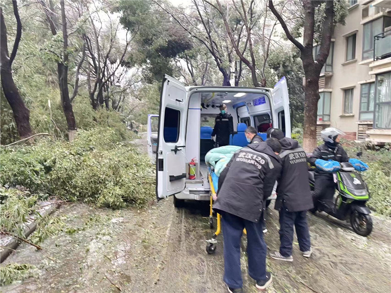 李博文和同事冒雪上門救護(hù)患者。受訪者供圖