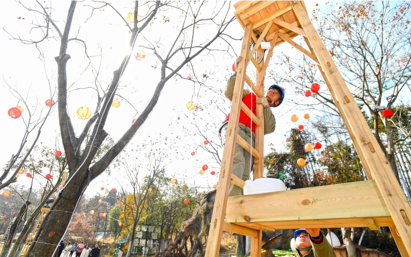 2月11日，在木蘭草原景區(qū)，國網(wǎng)武漢供電公司工作人員對景區(qū)內(nèi)的用電設(shè)備進(jìn)行巡檢，確保景區(qū)在春節(jié)期間安全穩(wěn)定用電。