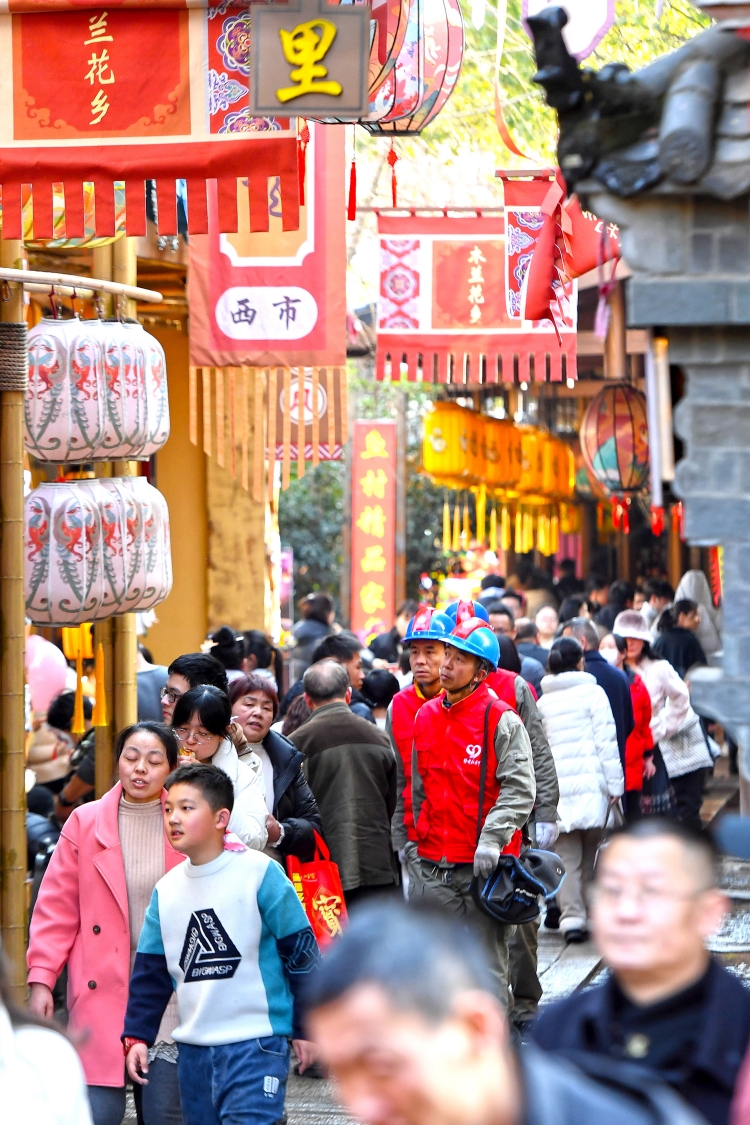 2月11日，在湖北武漢木蘭花鄉(xiāng)景區(qū)，國網(wǎng)武漢供電公司工作人員穿梭在人流如織的游客中，對供電線路和用電設(shè)備進(jìn)行特巡，確保景區(qū)在春節(jié)期間安全穩(wěn)定用電。