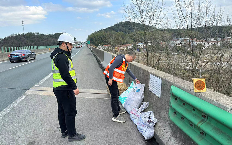 楚天公司在黃咸段重點橋梁、路段擺放融雪劑、草墊、瓜米石