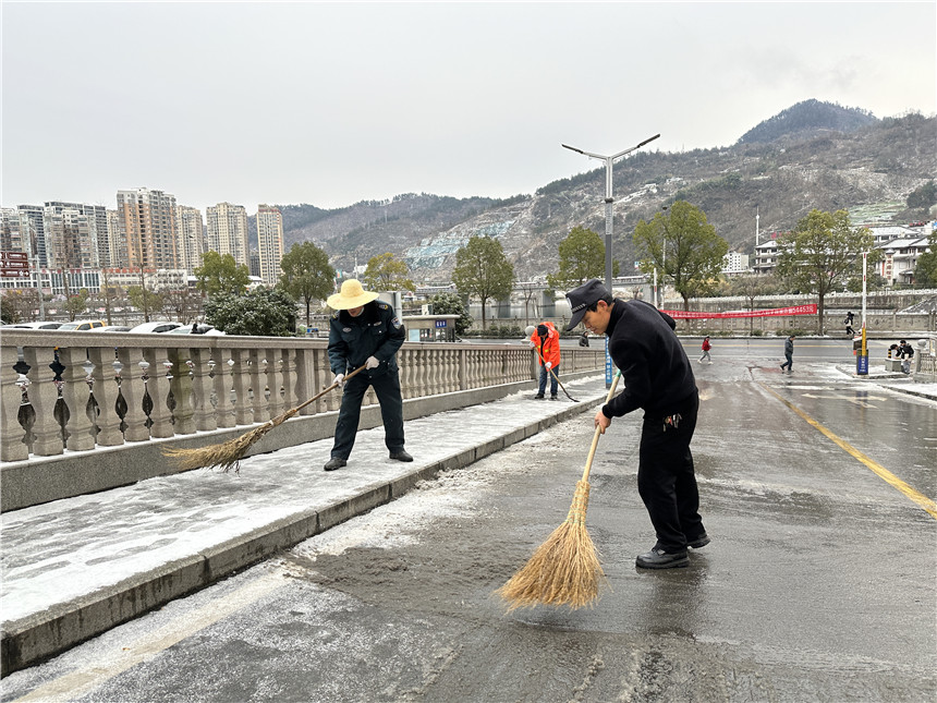 竹山縣城關(guān)鎮(zhèn)組織黨員干部、志愿者清掃路面積雪。李丹陽(yáng)攝影報(bào)道