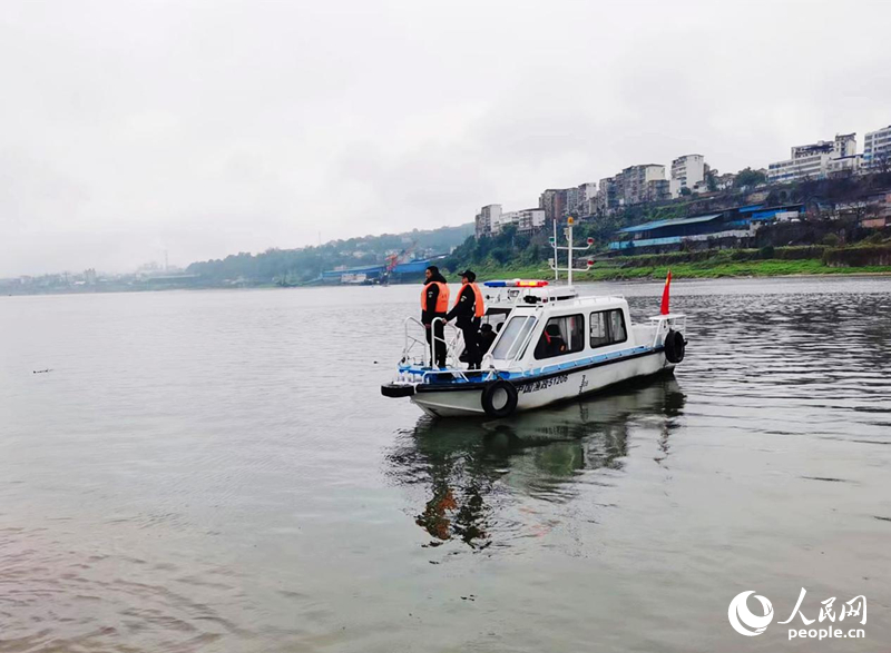 合江縣自然保護地服務站巡護隊隊員乘船巡護。人民網(wǎng) 彭茜攝